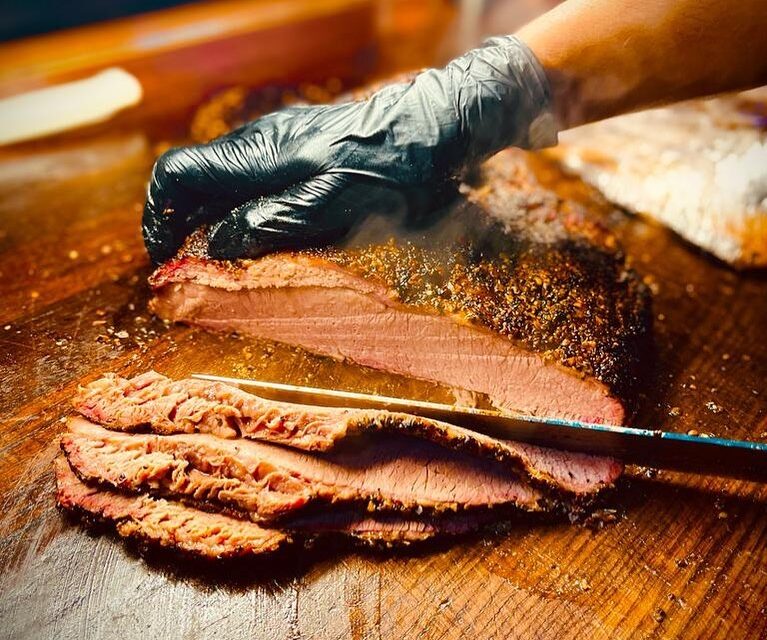 Découvrez les délices de la viande au Caveman BBQ !
